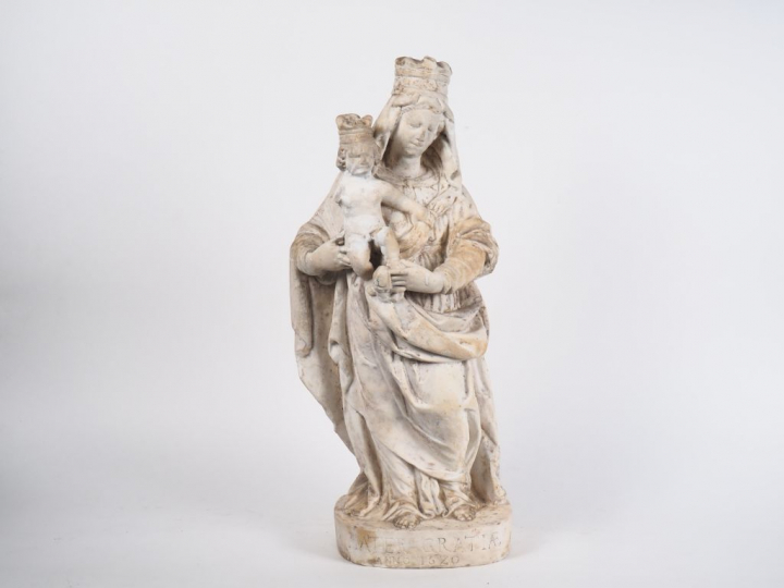 Vierge à l’Enfant en marbre sculpté. Debout, la tête ceinte d’une haut