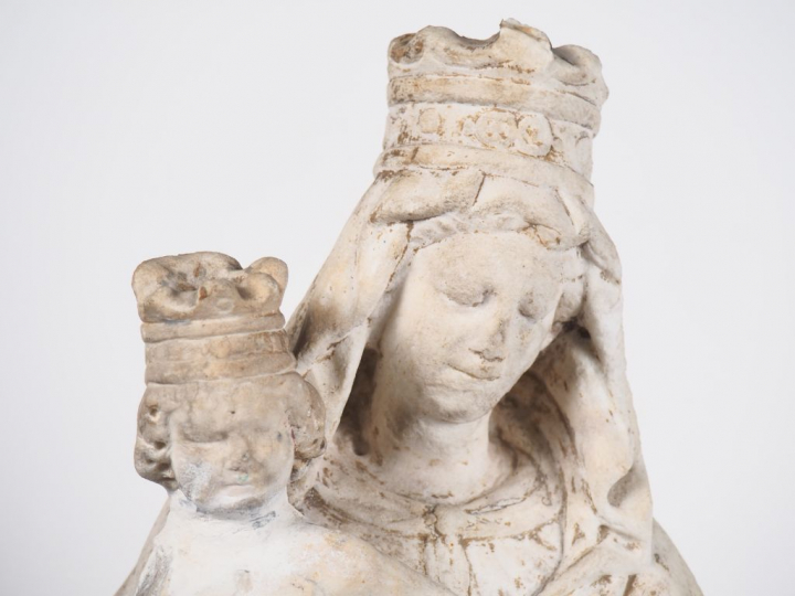 Vierge à l’Enfant en marbre sculpté. Debout, la tête ceinte d’une haut