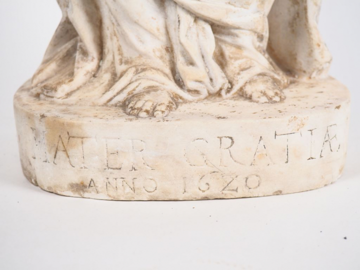 Vierge à l’Enfant en marbre sculpté. Debout, la tête ceinte d’une haut