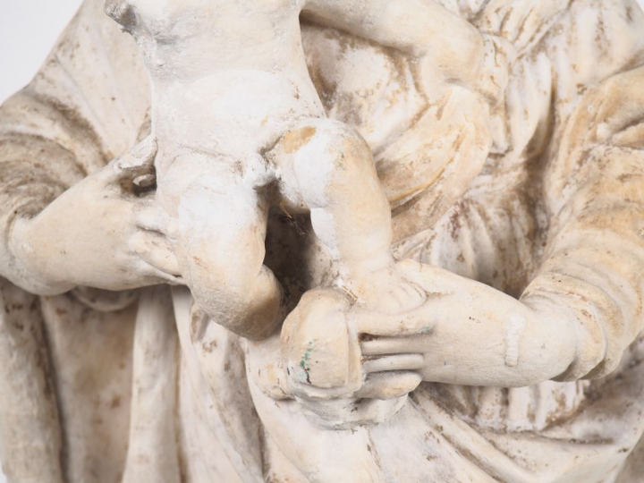 Vierge à l’Enfant en marbre sculpté. Debout, la tête ceinte d’une haut