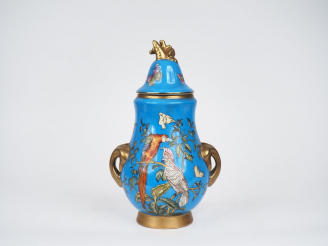 Vente aux enchères Potiche couverte en porcelaine polychrome à décor émaillé de Haras bra