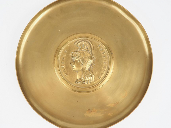 Coupe sur talon fin XIXème - début XXème en bronze ornée en son centre