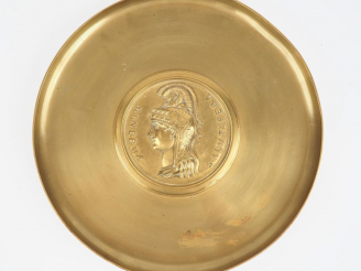 Vente aux enchères Coupe sur talon fin XIXème - début XXème en bronze ornée en son centre