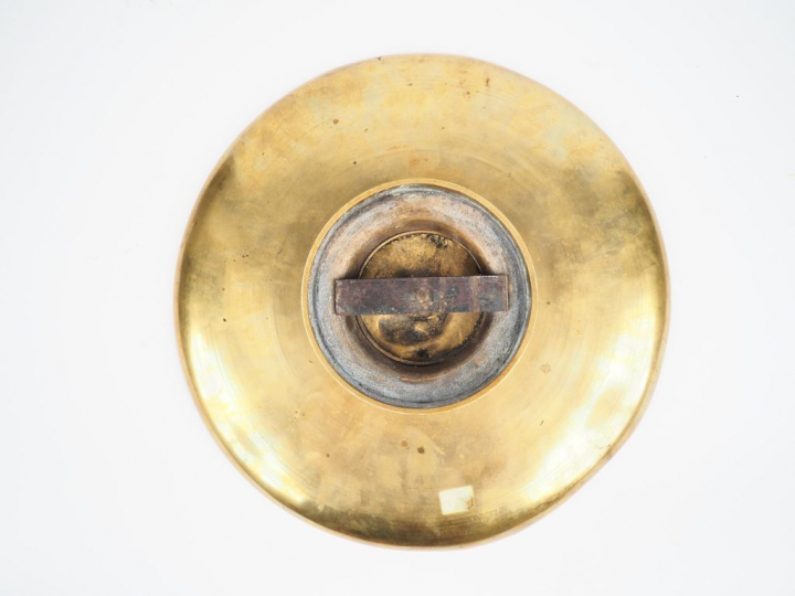 Coupe sur talon fin XIXème - début XXème en bronze ornée en son centre