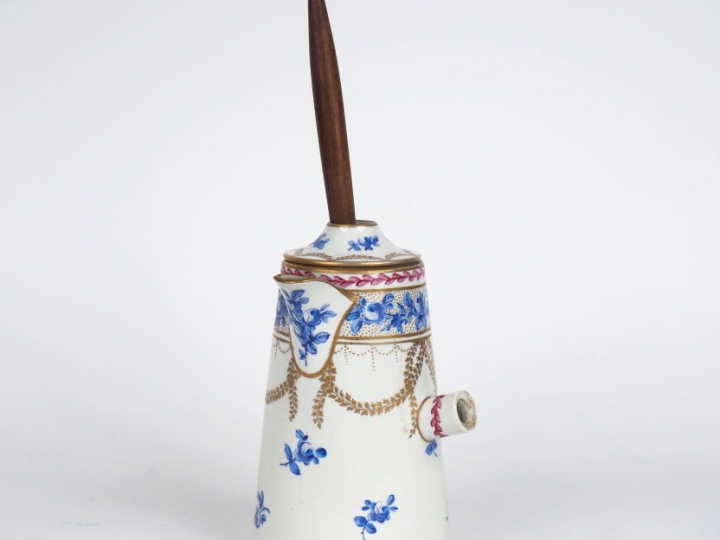 	Chocolatière XIXème en porcelaine à décor polychrome de guirlandes fe