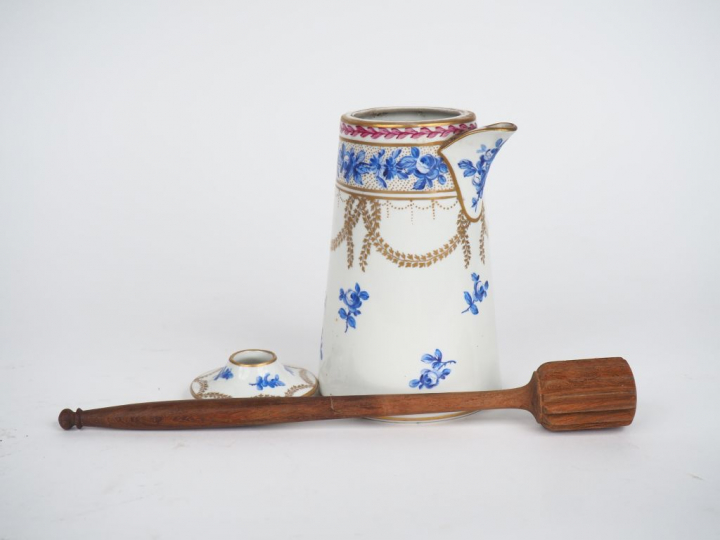 	Chocolatière XIXème en porcelaine à décor polychrome de guirlandes fe