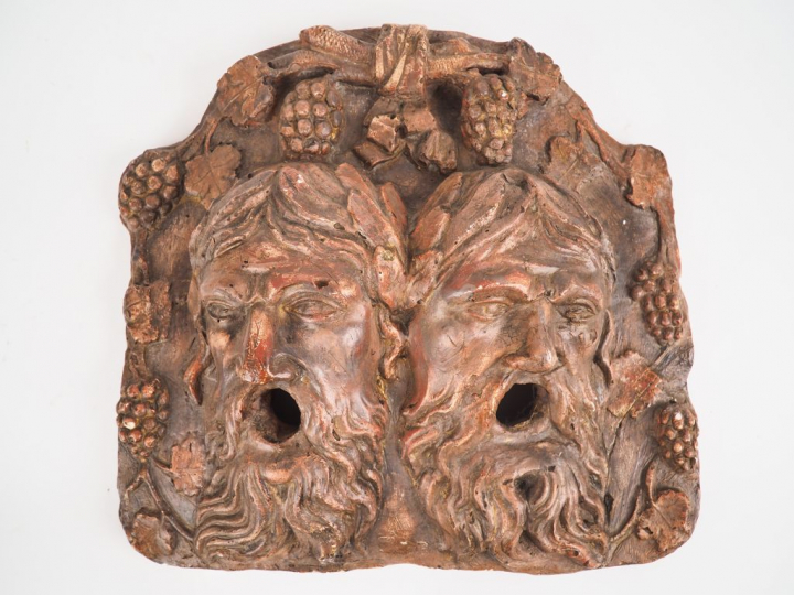 Masque de fontaine XIXème en plâtre patiné figurant deux têtes de Bacc
