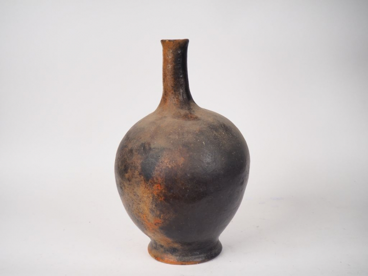 Jarre en terre vernissée. H. 48 cm (petite égrenure au col)