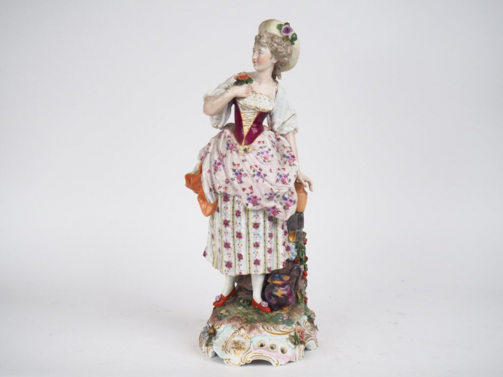 Sculpture XIXème en porcelaine polychrome de Saxe "jeune fille à la fl