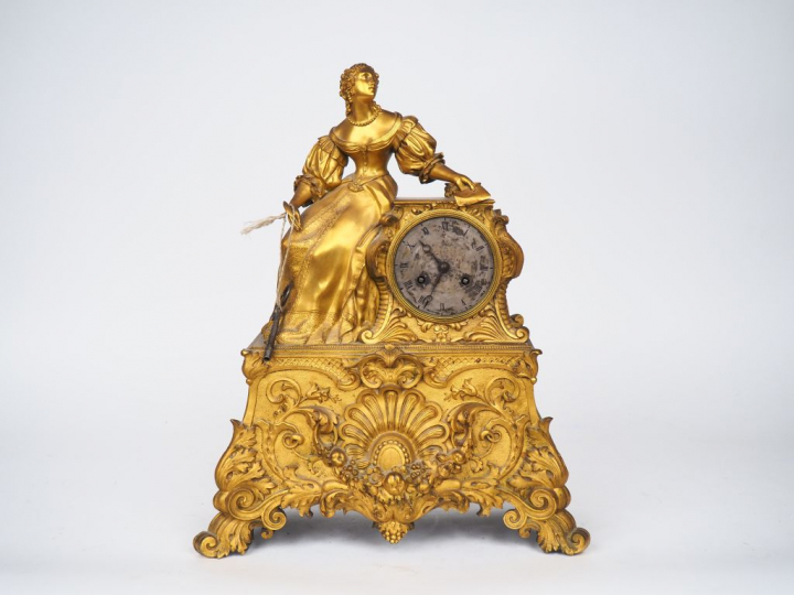 Pendule Restauration en bronze doré à décor de rinceaux feuillagés et 