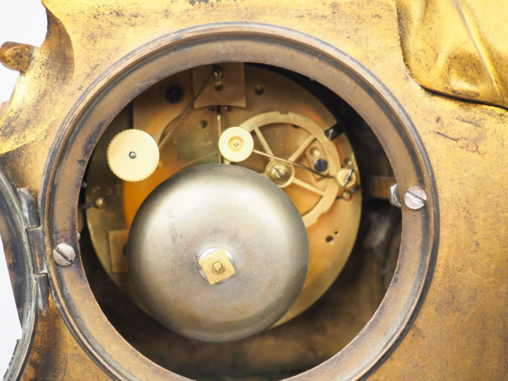 Pendule Restauration en bronze doré à décor de rinceaux feuillagés et 