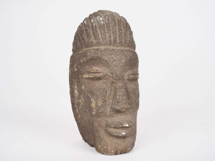 Statuette en pierre dans le goût des Moaï de l'île de Pâques. H. 17 cm