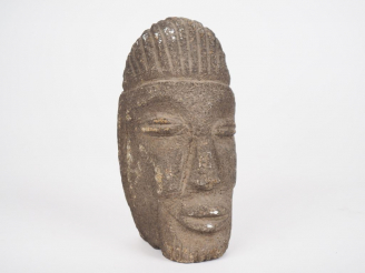 Vente aux enchères Statuette en pierre dans le goût des Moaï de l'île de Pâques. H. 17 cm
