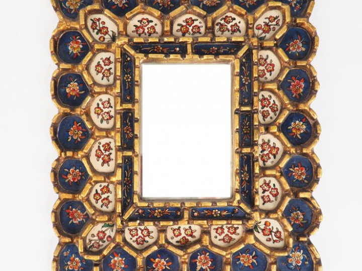 Miroir XXème en verre églomisé à décor polychrome de fleurs dans des r