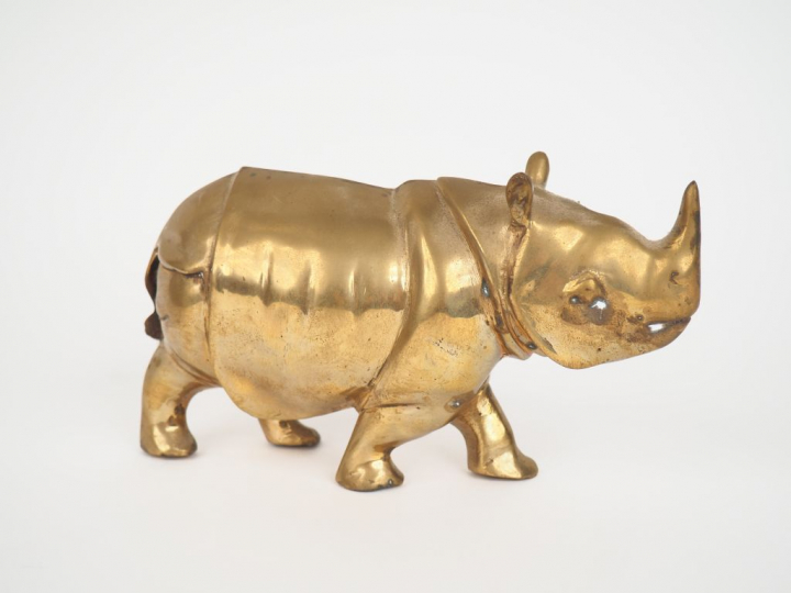 Sujet en bronze"Rhinocéros". Dim. 10,5 x 19 x 7 cm.