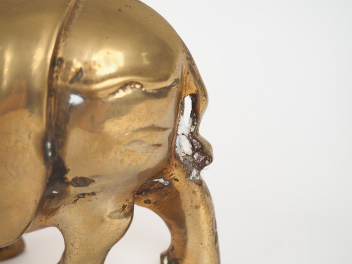 Sujet en bronze"Rhinocéros". Dim. 10,5 x 19 x 7 cm.