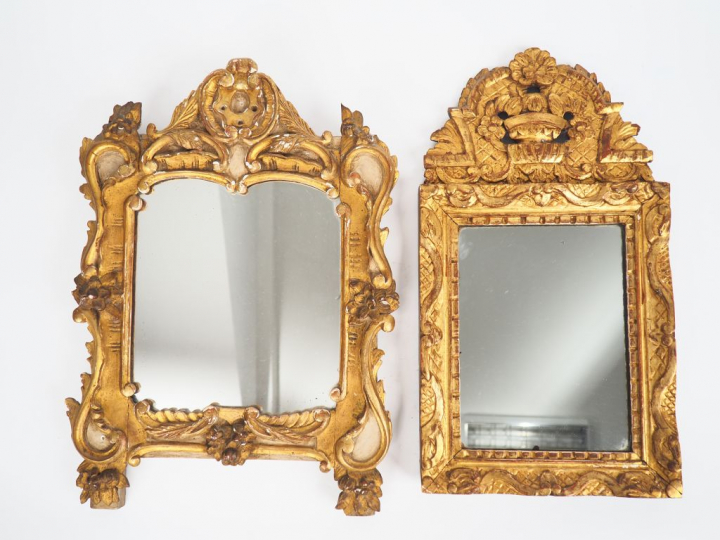 2 différents miroirs XIXème en bois sculpté et doré à décor feuillagé.