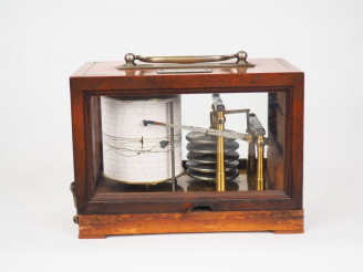 Vente aux enchères Maison CHEVALIER à Paris. Hygromètre dans son coffret en verre et bois