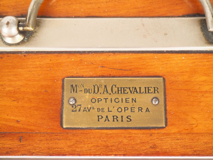 Maison CHEVALIER à Paris. Hygromètre dans son coffret en verre et bois