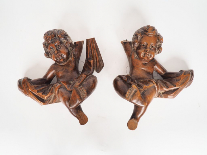 Paire de sujets XIXème en bois sculpté, "angelots". Dim. 32 x 31 x 15 