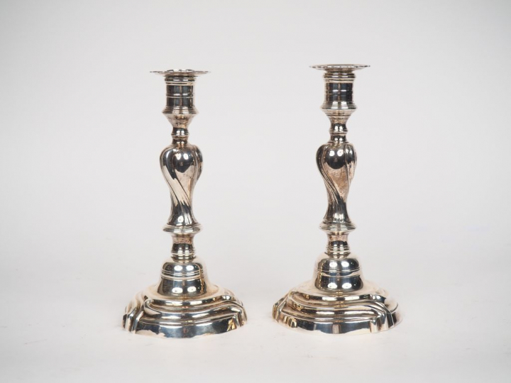 Paire de bougeoirs de style Louis XV en bronze argenté. H. 27 cm.