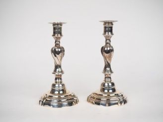 Vente aux enchères Paire de bougeoirs de style Louis XV en bronze argenté. H. 27 cm.