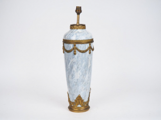 Vente aux enchères Vase monté en lampe en porcelaine de Limoges à l'imitation du marbre, 