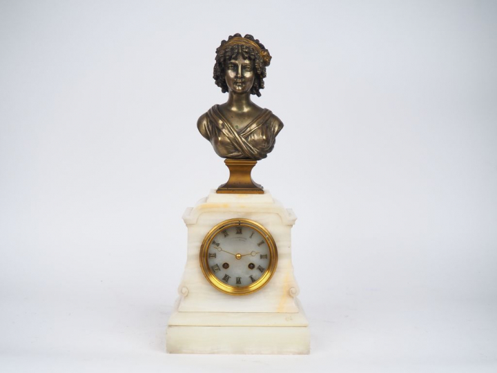 Pendule borne Napoléon III en onyx et bronze, le cadran surmonté d'une