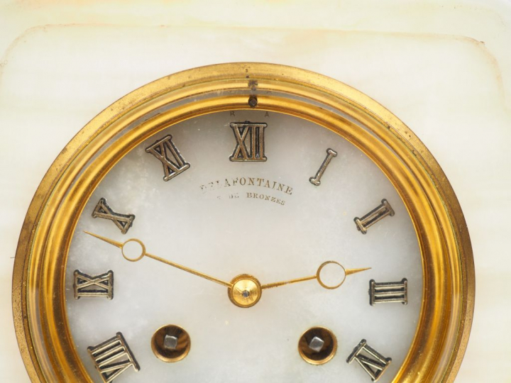 Pendule borne Napoléon III en onyx et bronze, le cadran surmonté d'une