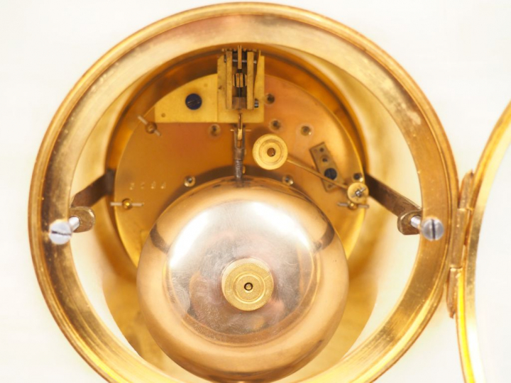 Pendule borne Napoléon III en onyx et bronze, le cadran surmonté d'une