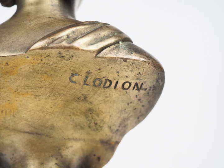 Pendule borne Napoléon III en onyx et bronze, le cadran surmonté d'une