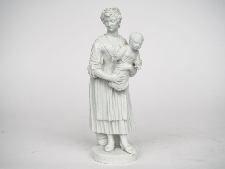 Sujet en porcelaine, "jeune mère italienne et son enfant". H. 26,5 cm.