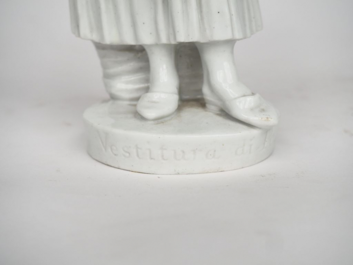 Sujet en porcelaine, "jeune mère italienne et son enfant". H. 26,5 cm.