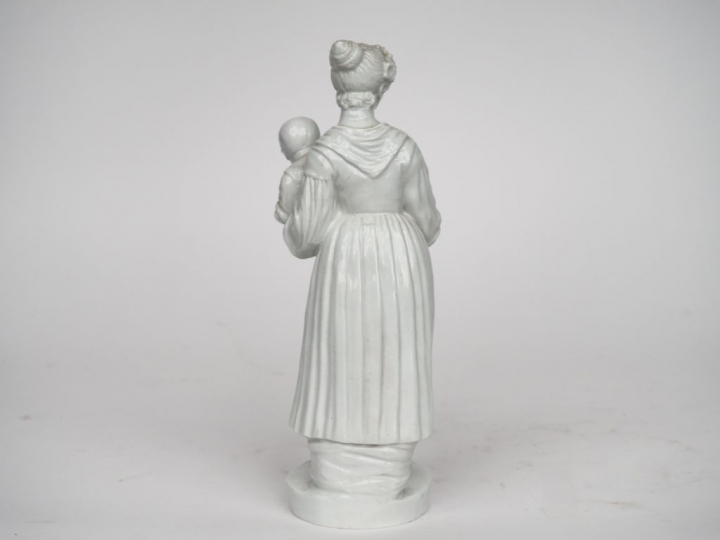 Sujet en porcelaine, "jeune mère italienne et son enfant". H. 26,5 cm.