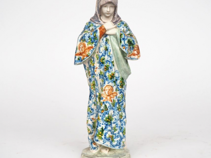 Sujet 1900 en faïence polychrome, "Mater Amabilis". H. 29 cm.