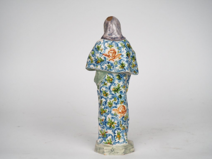Sujet 1900 en faïence polychrome, "Mater Amabilis". H. 29 cm.