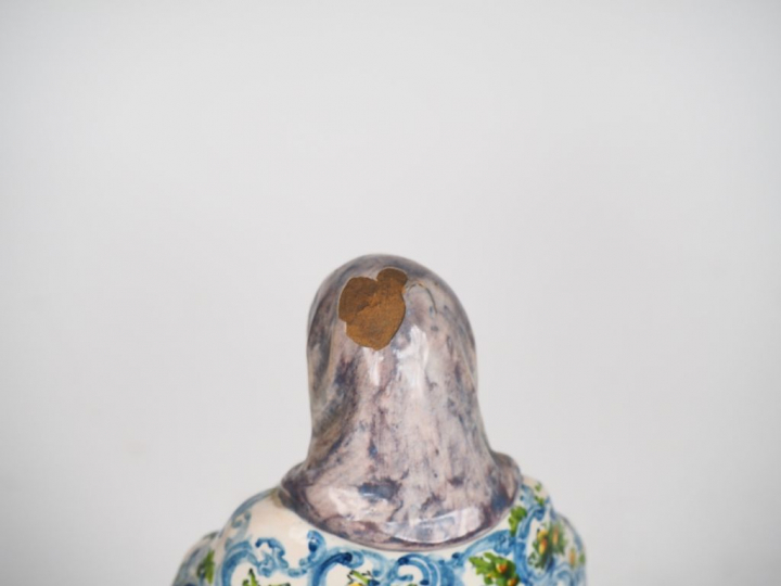 Sujet 1900 en faïence polychrome, "Mater Amabilis". H. 29 cm.