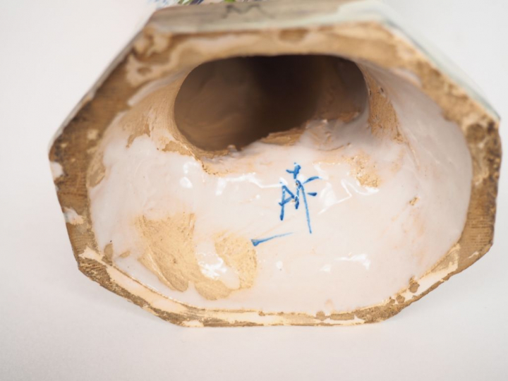 Sujet 1900 en faïence polychrome, "Mater Amabilis". H. 29 cm.