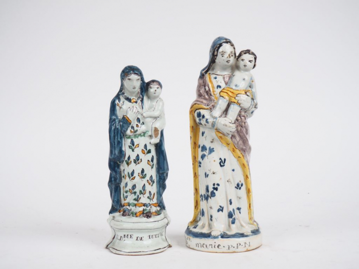  2 différentes Vierge à l'enfant en faïence polychrome. H. 29 cm. H. 2
