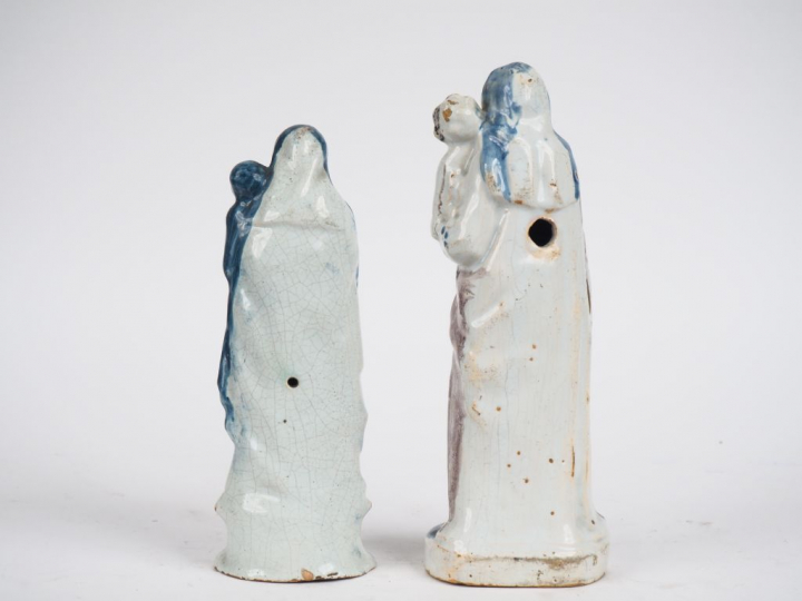  2 différentes Vierge à l'enfant en faïence polychrome. H. 29 cm. H. 2