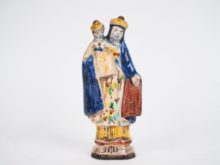 Sujet en faïence polychrome, "vierge à l'enfant". Marque sous la base.
