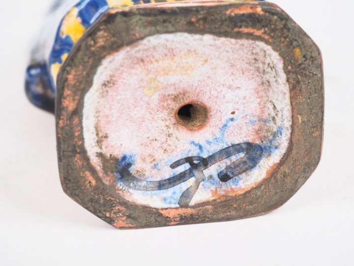 Sujet en faïence polychrome, "vierge à l'enfant". Marque sous la base.