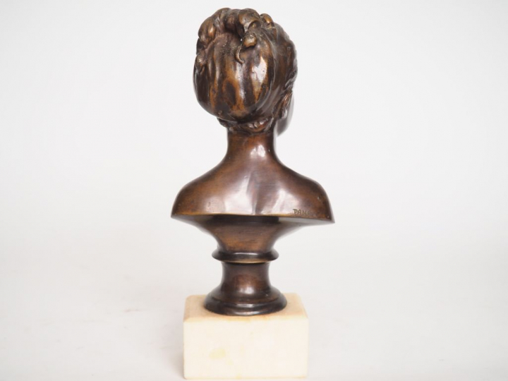 Sculpture en bronze et albâtre, "portrait de fillette en buste". H. (a