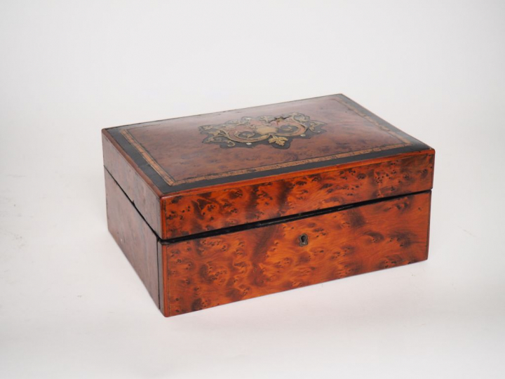 Coffret Napoléon III en marqueterie Boulle. Dim. 10,5 x 24 x 17 cm. (S