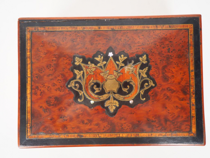 Coffret Napoléon III en marqueterie Boulle. Dim. 10,5 x 24 x 17 cm. (S