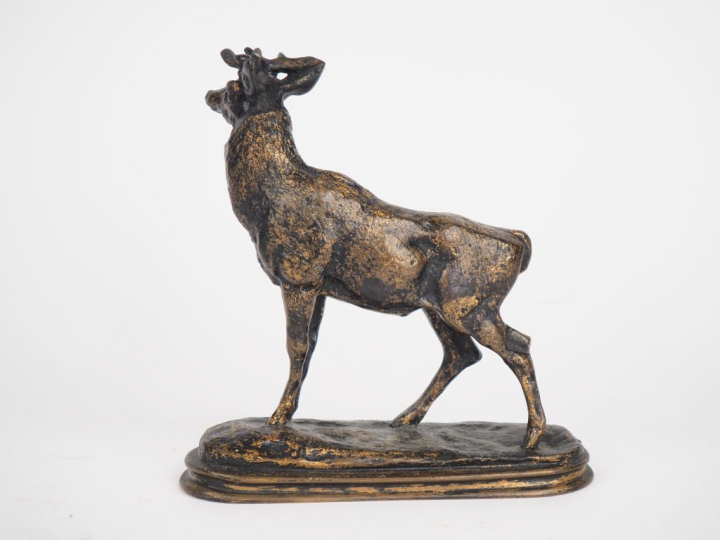 Pierre Jules MENE. "Le cerf". Sujet en bronze à patine médaille. Signé