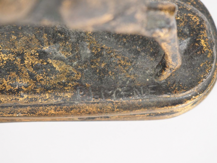 Pierre Jules MENE. "Le cerf". Sujet en bronze à patine médaille. Signé