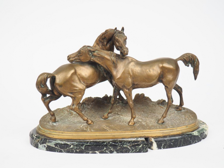 Pierre Jules MENE. "l'Accolade". Groupe en bronze sur un socle en marb