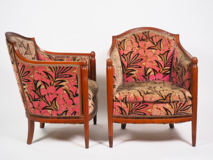 Paire de bergères Art Déco en bois naturel mouluré et sculpté, à décor