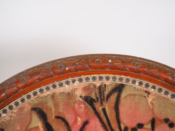 Paire de bergères Art Déco en bois naturel mouluré et sculpté, à décor